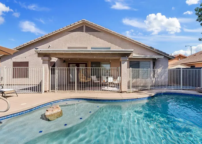 Holiday home Luxe With Pool, Yard, Game Mesa