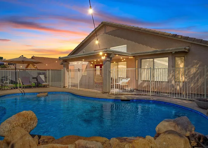 Holiday home Luxe With Pool, Yard, Game Mesa