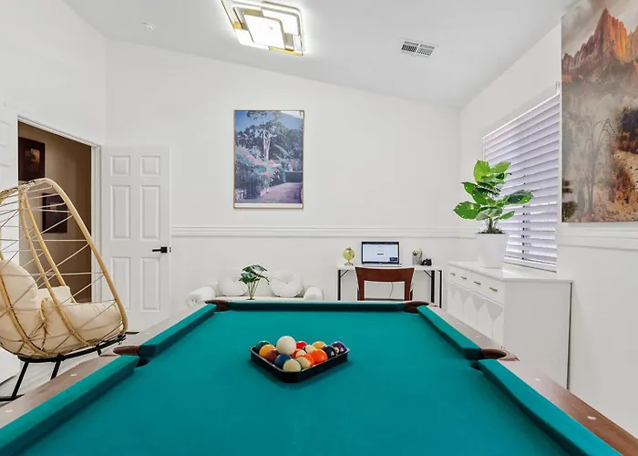 Holiday home Luxe With Pool, Yard, Game Mesa