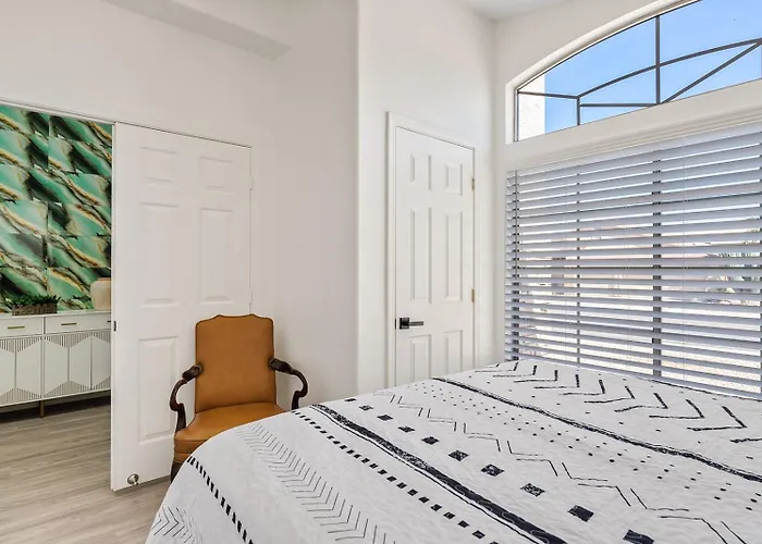 Holiday home Luxe With Pool, Yard, Game