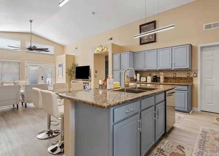 Holiday home Luxe With Pool, Yard, Game Mesa