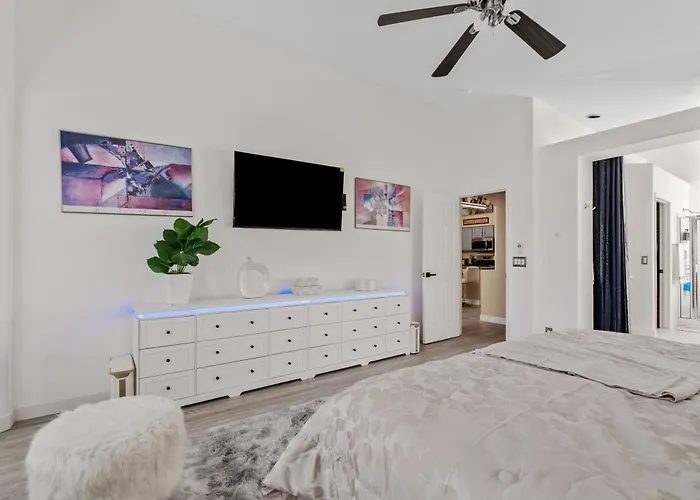 Luxe With Pool, Yard, Game Mesa